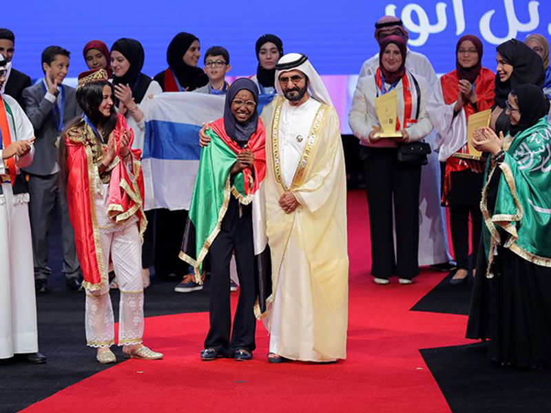 الشيخ محمد بن راشد يتوج بطلة "تحدي القراءة العربي" في لحظة مؤثرة تشعل مواقع التواصل